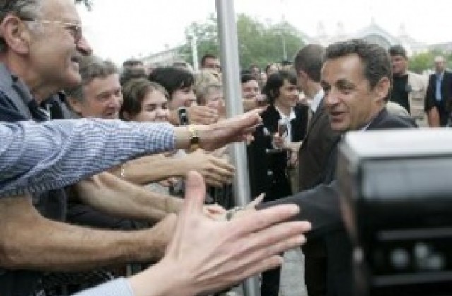 Партията на Саркози печели мнозинство във френския парламент