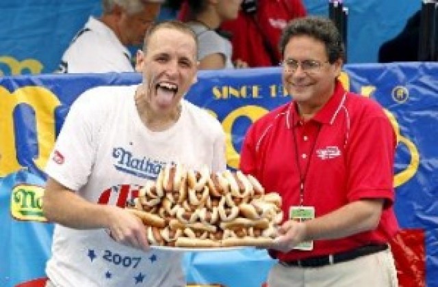 Американец постави нов световен рекорд по ядене на хотдог