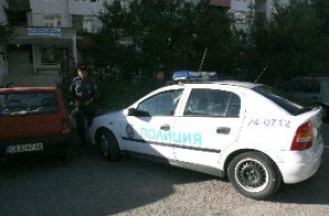 Военен стреля безразборно в апартамент в София