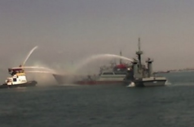 Военни и граждански кораби “гасиха” горящ танкер