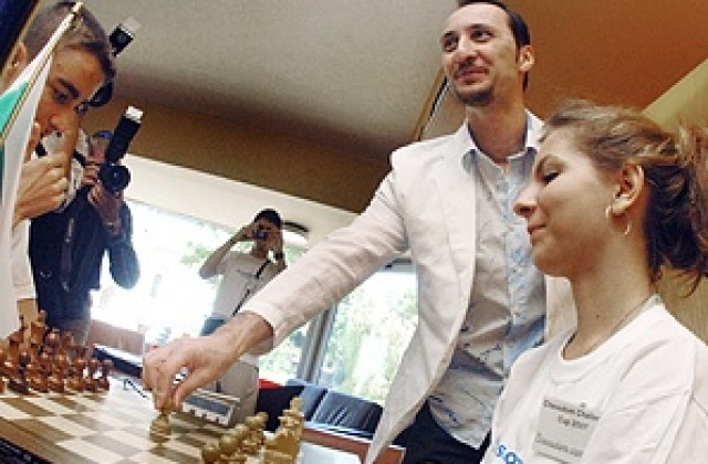 Топалов направи първия ход Chessdom Challenge
