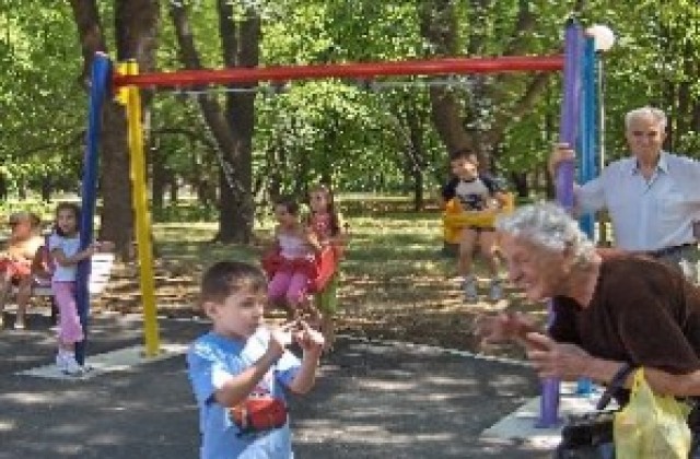 Нова детска площадка в Парка на младежта