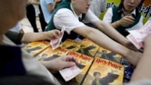 Продават седмата книга от поредицата Хари Потър