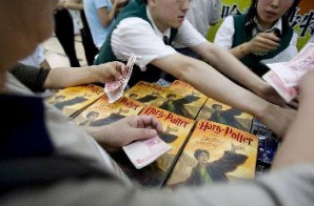 Продават седмата книга от поредицата Хари Потър”