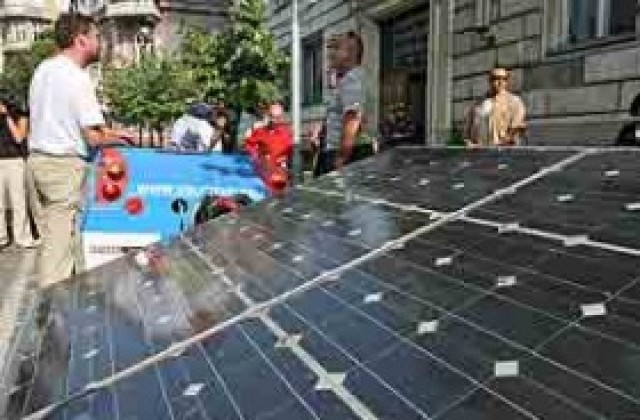 Автомобил със слънчеви батерии паркира в София