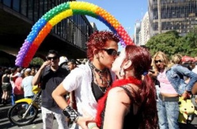 Италиански хомосексуалисти ще протестират с колективна целувка