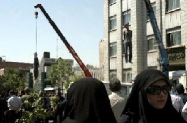Екзекутираха публично убийци на съдия в Иран
