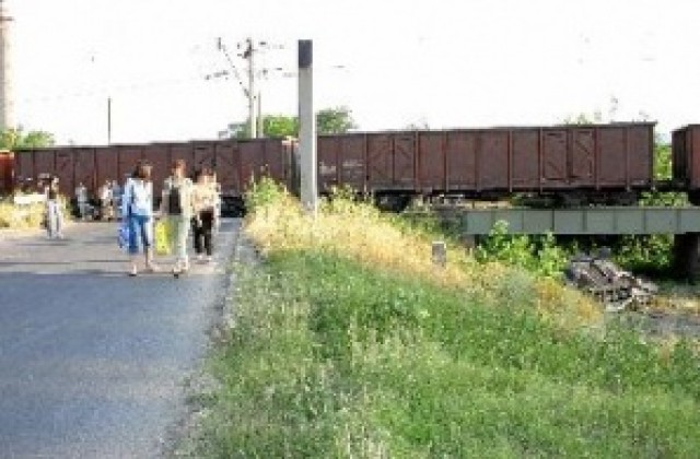 Товарен влак дерайлира край Мирково