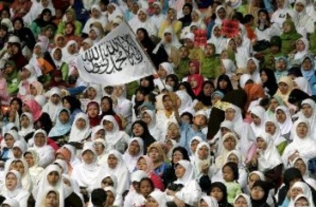 Крайна мюсюлманска групировка събра близо 90 000 души в Джакарта