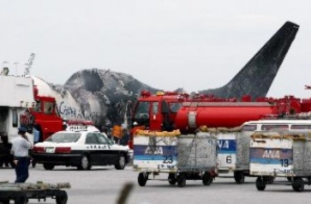 Самолет на Чайна еърлайнс се подпали в Окинава