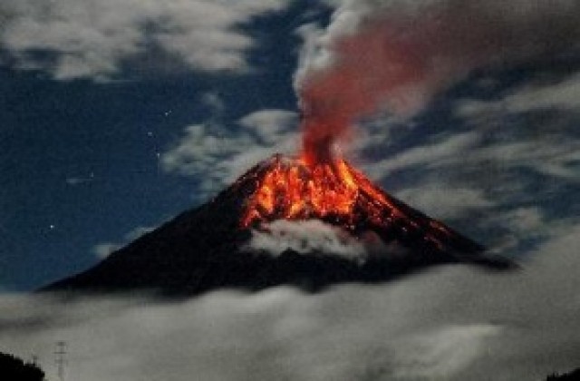 Изригна вулкан в Индонезия, стотици бяха евакуирани
