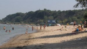 Десетки плажуват край Дунав реката крие опасности