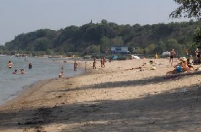 Десетки плажуват край Дунав, реката крие опасности