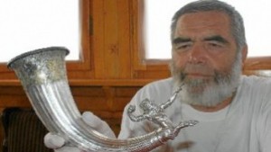 Китов откри уникални дървени мебели край Сливен