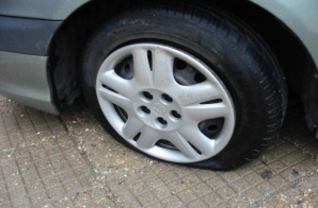 Нарязаха гумите на колата на Катя Горанова
