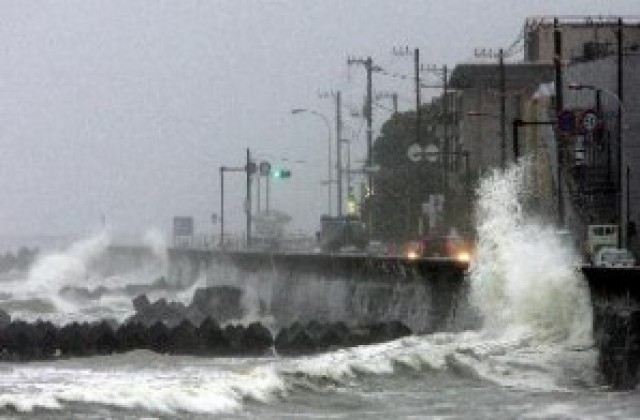 Мощният тайфун Фитоу удари Токио, един загинал