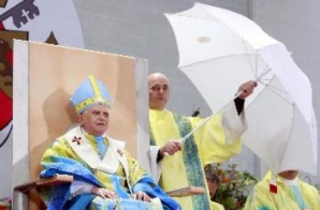 Папата отслужи литургия под дъжда пред 30 000 вярващи