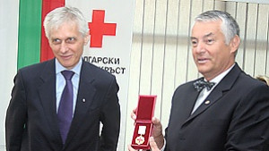 Посланик Джеръми Хил получи медал за заслуги от БЧК
