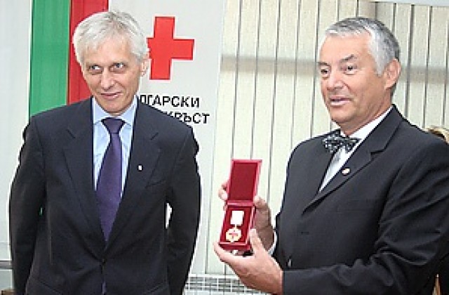 Посланик Джеръми Хил получи медал за заслуги от БЧК