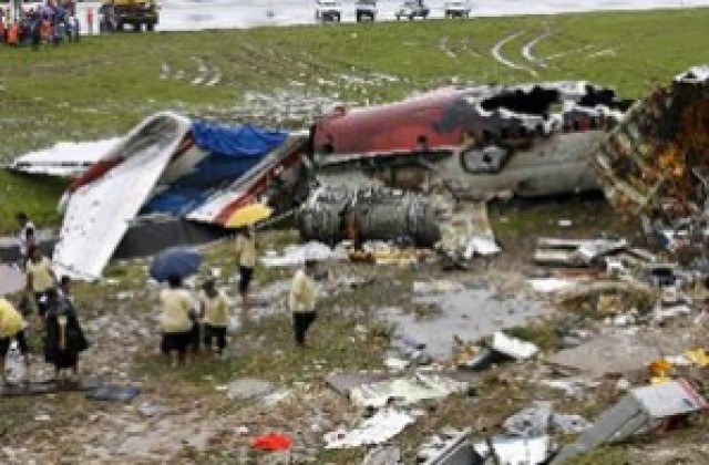 Намерени са черните кутии на самолета, разбил се в Тайланд