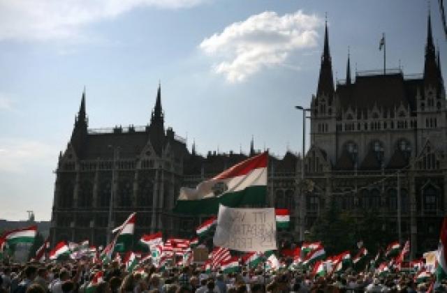 Унгарците отбелязаха една година от протестите срещу Дюрчани