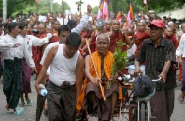 Будистките монаси започнаха нов протестен поход в Янгон