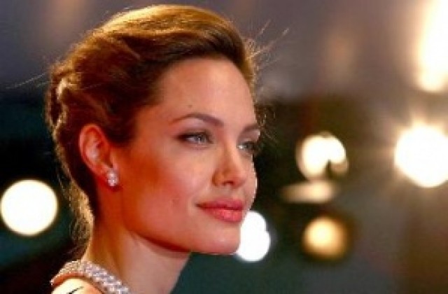 Джоли ще се срещне с британския външен министър