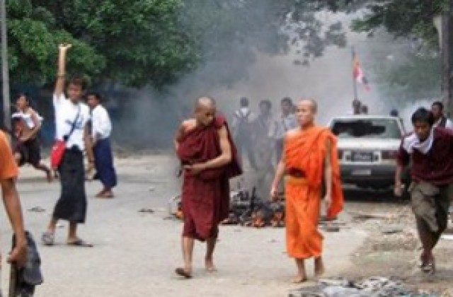Военни в Мианма стреляли срещу демонстранти в Янгон