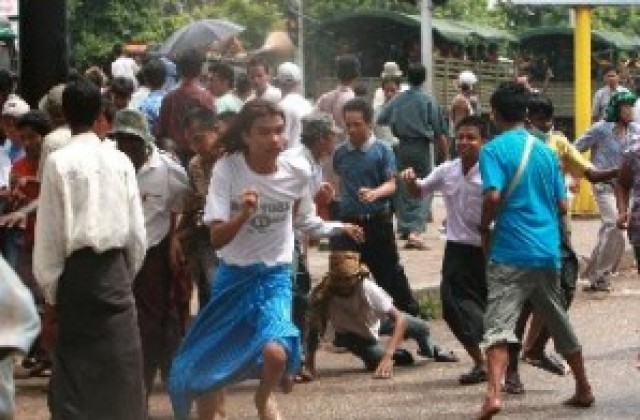 Най-малко двама ранени при разгонването на демонстрантите в Янгон