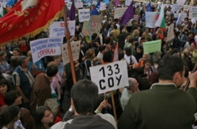 Родители поеха заплатите на стачкуващи учители в Разградско