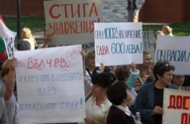 Учители блокират изхода за Карлово