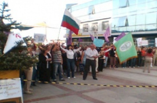 Продължава стачката на шуменските учители