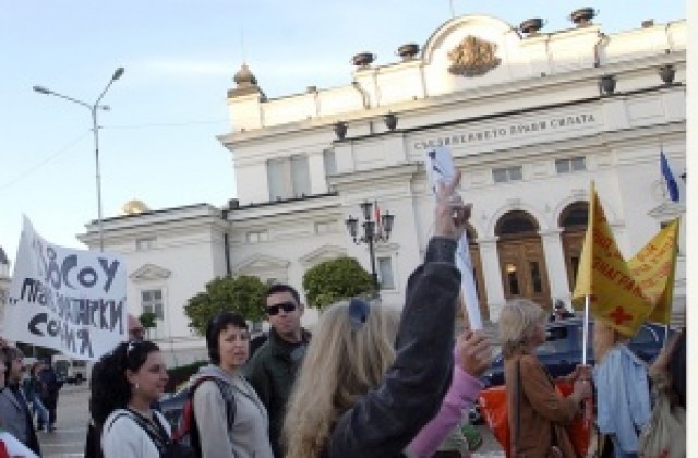 Затруднено е движението в София заради митинга на учителите