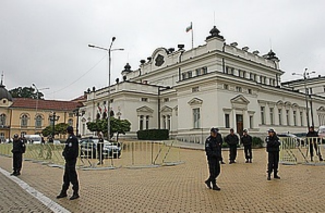 Спор в НС заради охраната за учителския протест