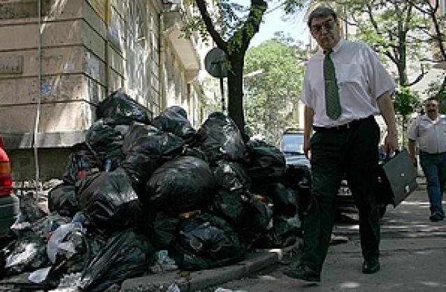 Столичанин осъди общината за кризата с боклука