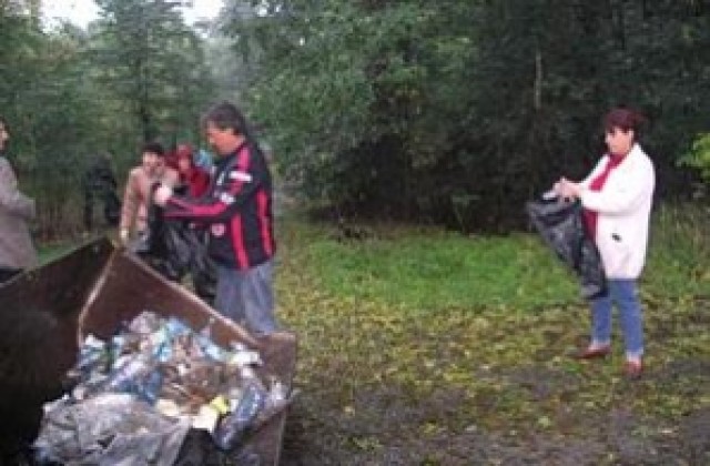 Учители и студенти от ВМРО почистиха „Лаута”