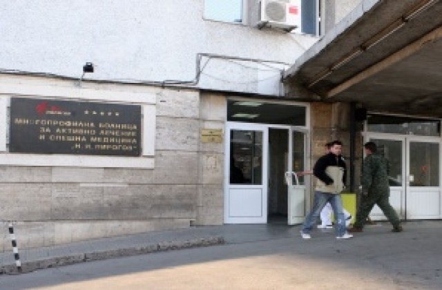 Задържаха двама от уволнените от Пирогов при опит да изнесат документи
