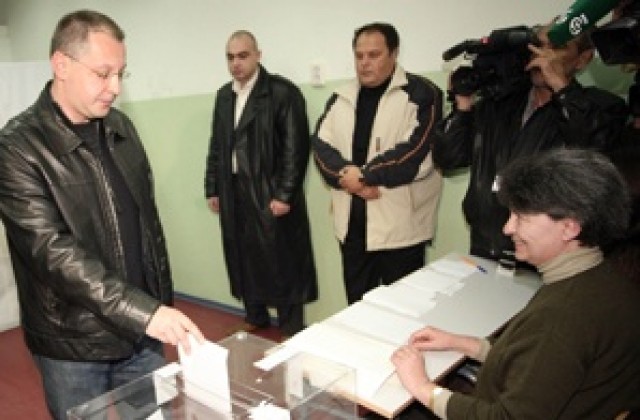 Станишев гласува с изключен мобилен телефон