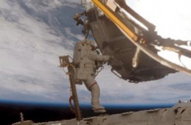НАСА удължи с ден престоя на Дискавъри в космоса