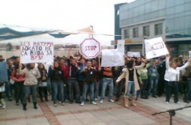 Шуменски ученици протестираха срещу матурите