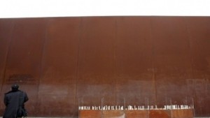 Стената продължава да присъства в Берлин