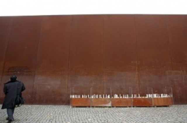 Стената продължава да присъства в Берлин