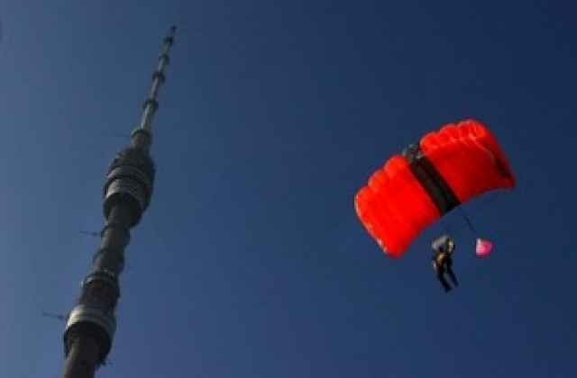 83-годишният Джордж Буш старши скочи с парашут