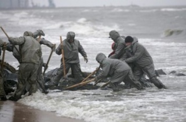 Стотици войници се борят със замърсяването на Черно море