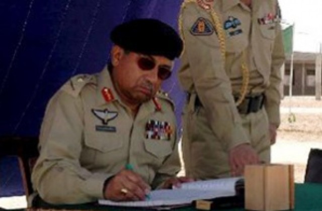 САЩ гледат отвъд Мушараф, в случай че той падне от власт