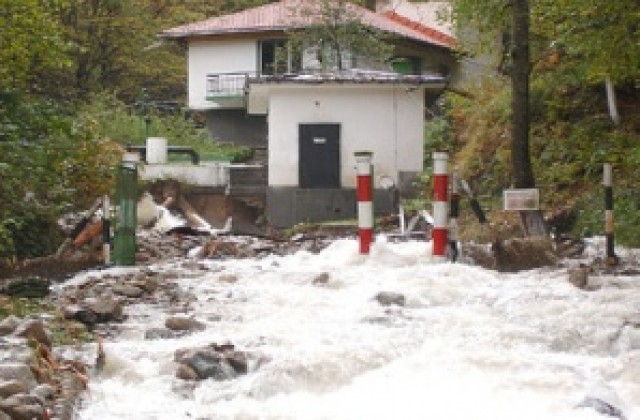 Извършват възстановителни работи в засегнатите от наводненията общини