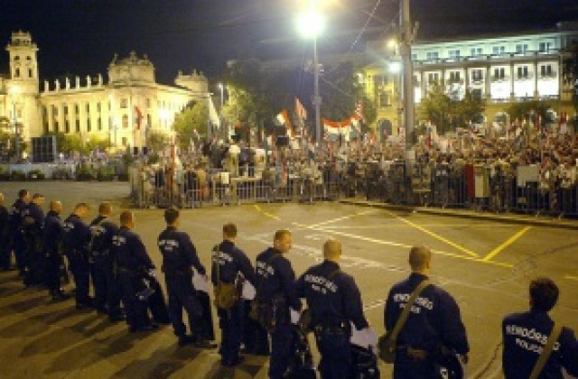 Разпръснаха демонстрантите пред унгарския парламент