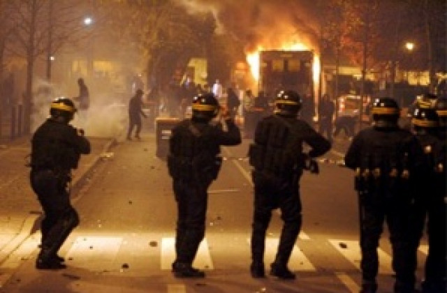 Над 60 полицаи ранени при безредиците в Париж
