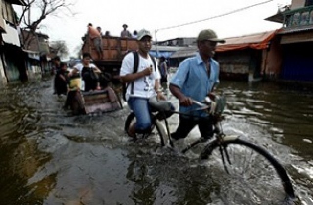 Приливни вълни наводниха Джакарта