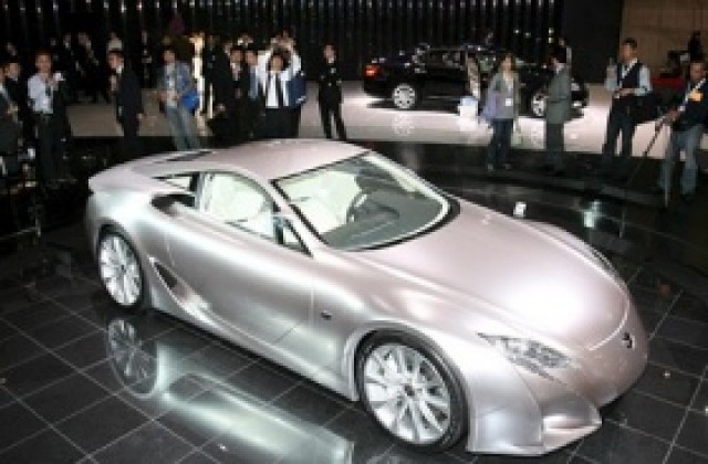 Toyota изтегля 264 000 луксозни коли